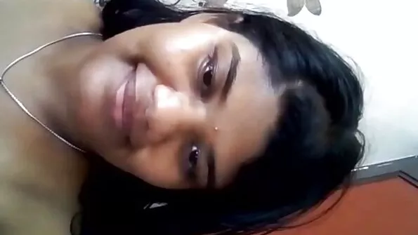 Вульгарна брюнетка приймає член у рот порно сестри зі свистом.