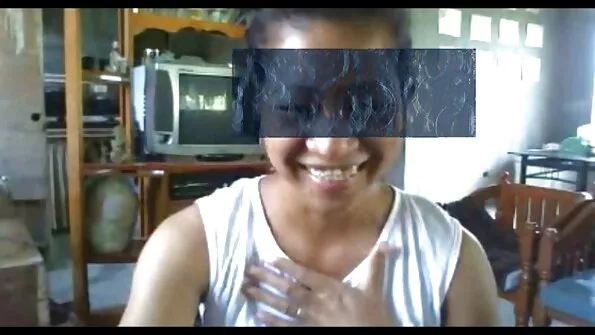 Бляшанка гарненько смокче і дрочить член. секс с сестрою