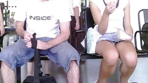 Прямо в порно з сестрами машині окуляри бере в рот пенісок.