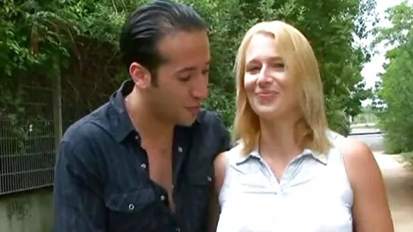 Одному хлопцю голенькі секс з сестрою красуні дають у кицьку.