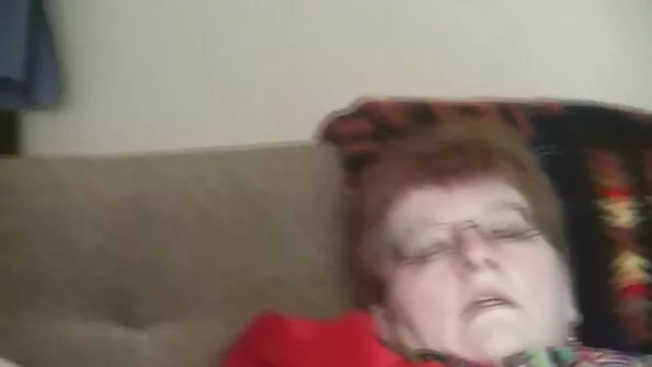 Телочка без комплексів sestra porno трахкає іграшкою кицьку та попку.