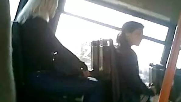 Страшенно приваблива брюнеточка з секс с сестрою красивою попкою стала рачком.