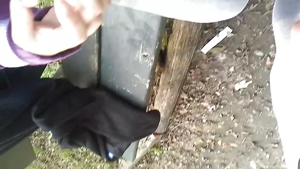 Жінка sestra porno в ліжку з самотиком робить собі добре.