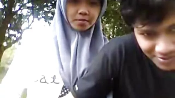 Моторна блондинка секс з сестрою затишно сидить на члені чувака.