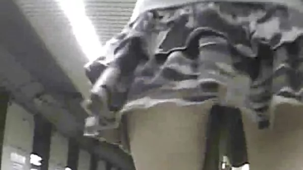 Біловолоса сестри секс дамочка трахкає невеликим вібратором будинку.