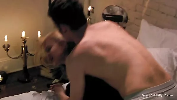 Збуджена молода на члені сестри порно мужика елозит кицькою.