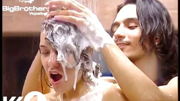 Швидка світла дамочка відсмоктує хлопцю член. порно сестри