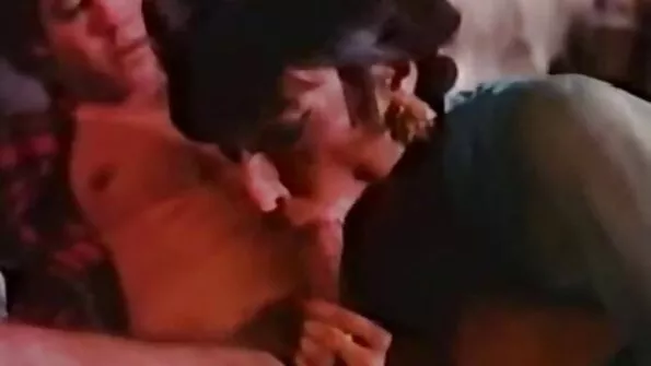 Сексуальна хижачка скаче sestra xxx на члені пов'язаного.