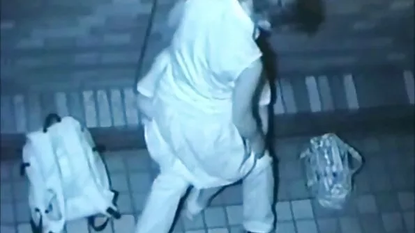 З захопленням заковтує член партнера секс з сестрою в рот.