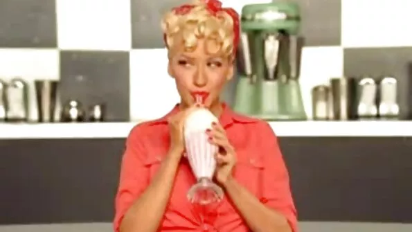 Телка з sestra porno насолодою показала сиськи лагідному сонцю.