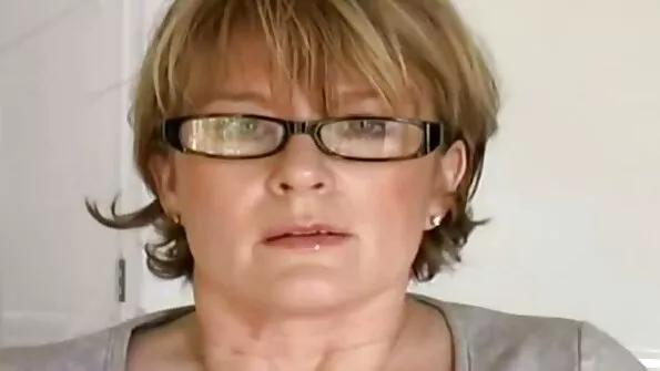 Сестра брат і сестра секс застукала брата за дрочкою і допомогла отримати оргазм