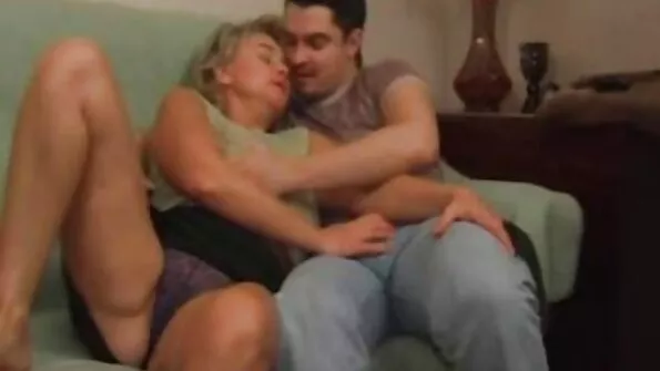 Жінка спокусила негра sestra porno своєю чудовою піздою.