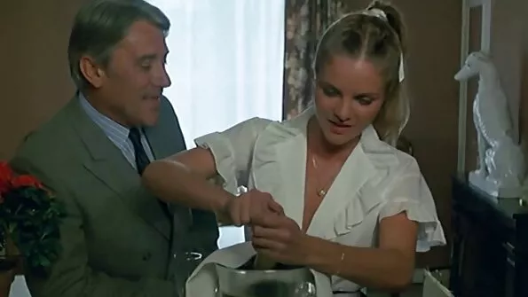 Чорношкірий садівник секс с сестрою отримав наївну брюнетку з робочим ротом.