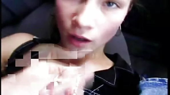 У тісній кабіні симпатична дівчина смокче секс з сестрою члени.