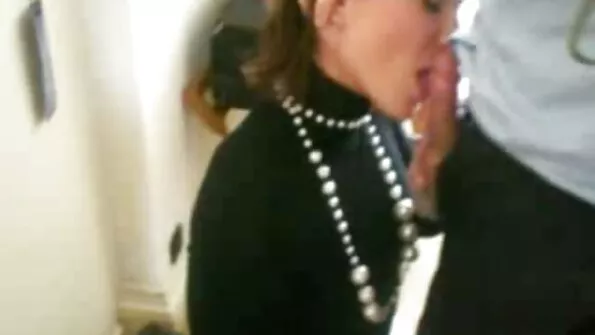 Дівчина в порно сестри чорній масці довго смокче член.