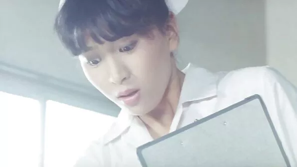 Трепетулька порно сестри смачно облизує член ковбоя.