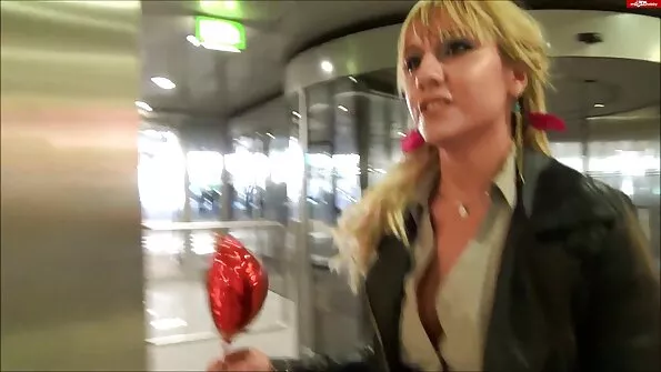 Шикарний романтичний секс від порно сестри спекотної красуні в бікіні.