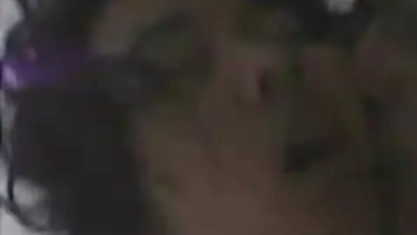 Молода людина ніжно дрочить спекотну блондинку. секс сестри