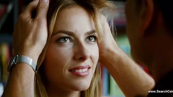 Наголо виголеною попкою порно сестри і брата осідлала кінець охламону.