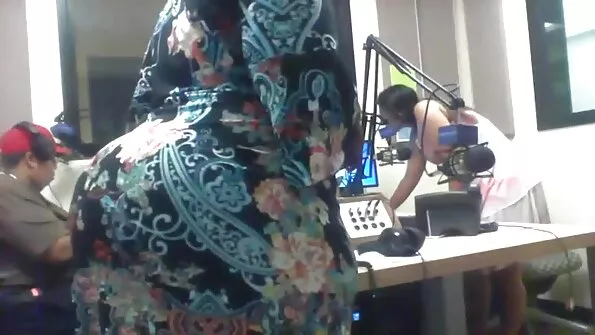 Чорновола пасія пестить неголену дірку руками. порно сестра з братом