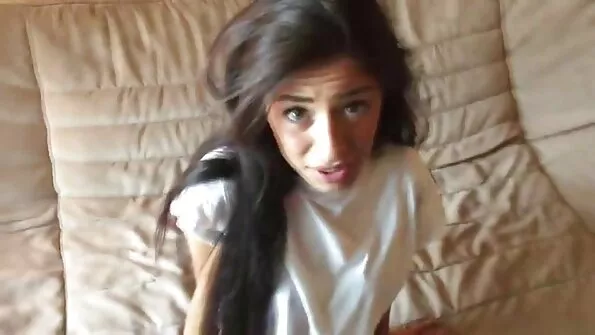 Мокрою пілоткою жирна секс сестри і брата скаче на члені хлопця