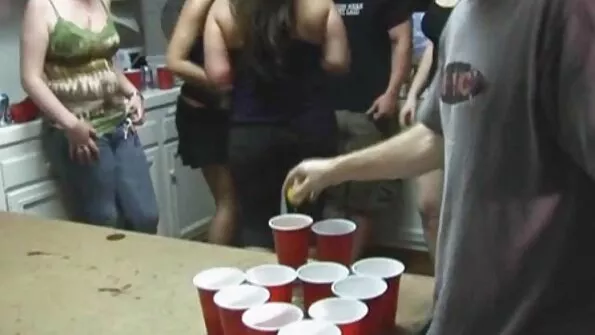 Дівчина у порно з сестрами трусах жорстким сексом займається.