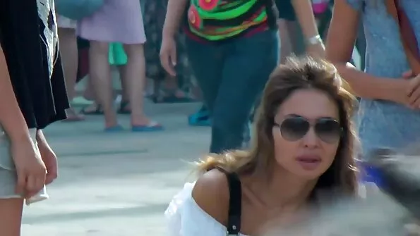 Стрункий хлопець трахкає біля стіни свою теличку порно з сестрами