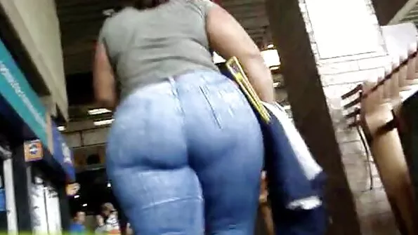 Гарну дівчину негр трахкає секс із сестрою в дупу своїм великим членом.