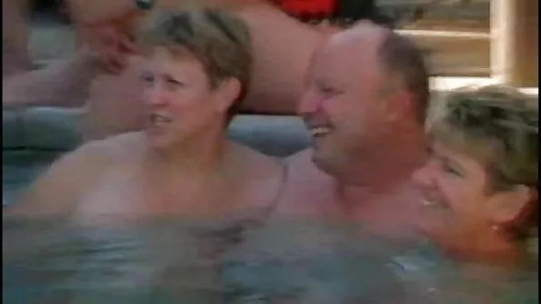 На дивані лежить телиця виебана великим членом. порно брата и сестри