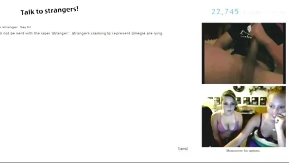 Крихка блондинка підставляється під чорну порно сестри ялинку.