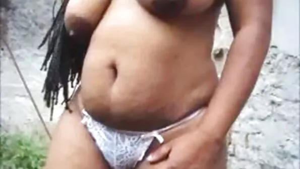 Молода секс с сестрою дівчина, що вірить у дива, бере хуй у діда морозу.