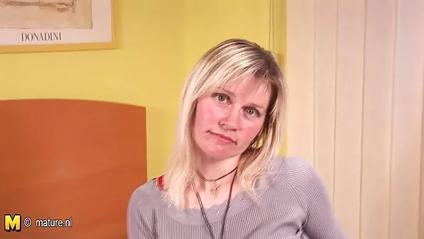 Молода повія розважається з кількома чоловіками. порно брата і сестри