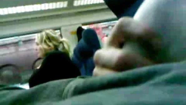 Досвідчена хуесоска пестить два члени одночасно своїм порно брата и сестри ротом.