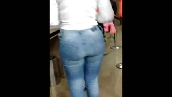 Своїми милими ротиками дві сестра еротика телиці пестять член.