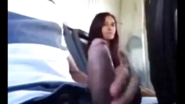 Пристрасний оральний секс у секс відео брат і сестра туалеті з дівчиною з робочим ротом.