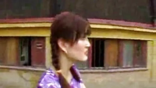 Ефектна блондинка бере до рота у дворі біля басейну. порно брат і сестра