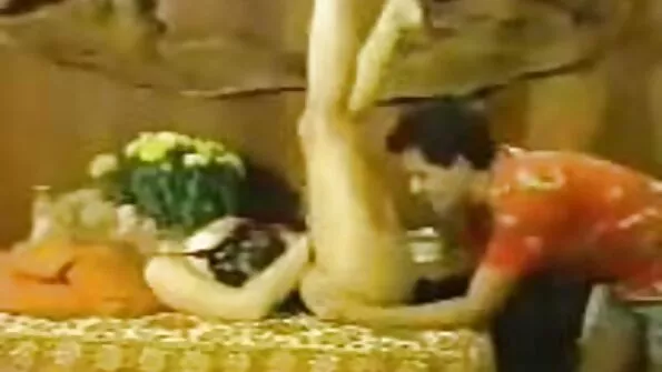 Гарячий бій трахкає подругу на даху секс сестри і брата в соковиту дірку