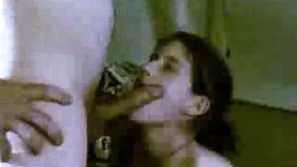 Розпусна чіка секс сестри і брата солодко відсмоктує пеніс.