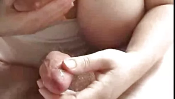 Симпатична блондиночка відсмоктувала невеликий член. порно сестри і брата