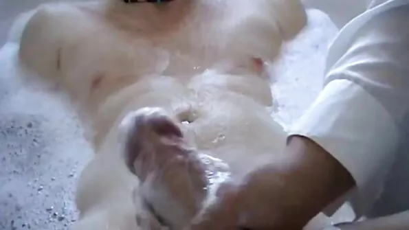 Розмашисто порно сестри ебет у ліжку світловолосу лярву.