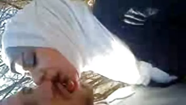 Ласкава бестія трахкає з порно брата і сестри незнайомцем в кицьку.