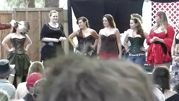 Бабуся засвітила піздою перед одним чоловіком. порно брат і сестра