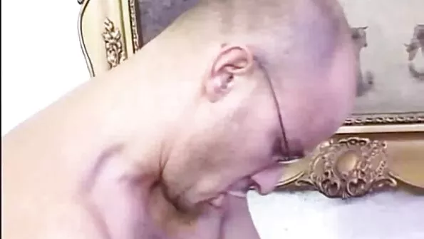 Любителька настільного тенісу порно сестри і брата віддалася діду на вулиці.