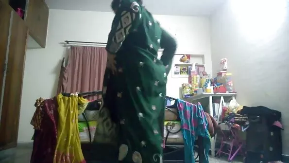 Масивним членом хлопець активно проникає секс брата і сестри у дупи девок.