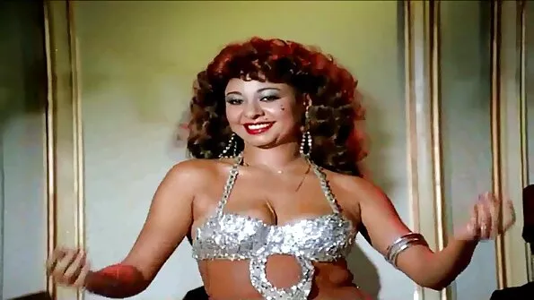 Приємно погладжує пальцями своє гарне секс з сестрою голе тіло.