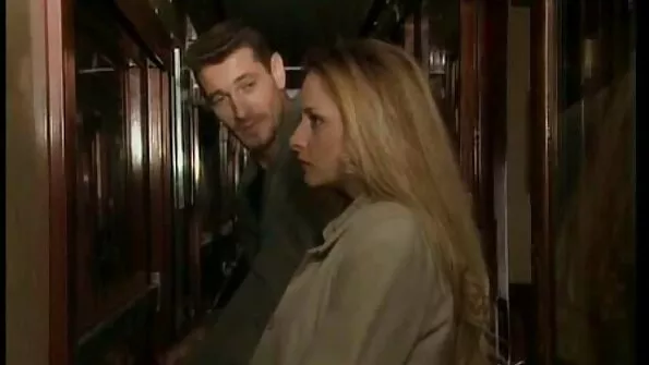 Наставляючи свої киски дві блондинки ебутся з секс брата та сестри негром.