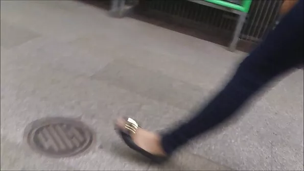 Брюнетка таємно нав'язує ротом член порно сестри коханця.