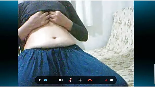 Дівчина з приємною зовнішністю секс з сестрою зосереджено смокче член.