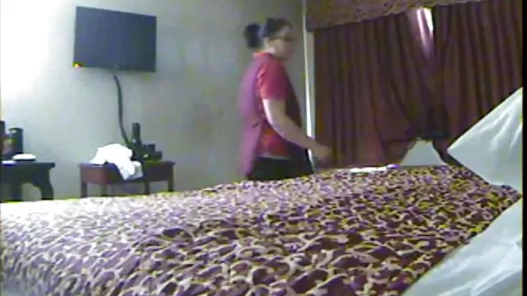 Мила блондинка секс з сестрою в гаражі віддалася гарячому механіку.