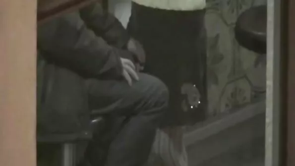 Стоячи секс с сестрою на колінах дівчина облизала залупу коханого.